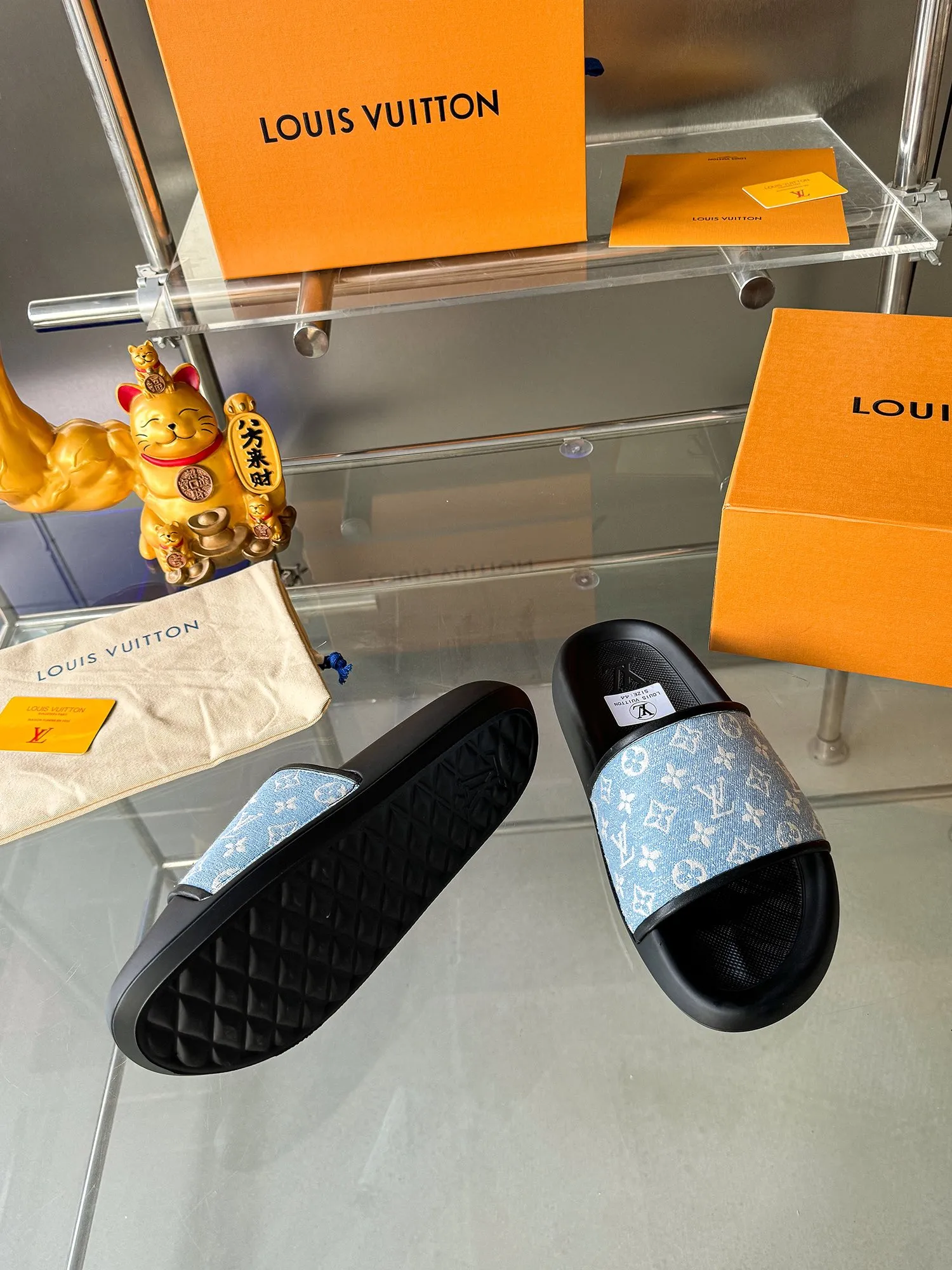 [L Home] P: 300💰 ▪️Shoe size: Women's 35-40 Men's 38-46▪️Packaging: Counter top quality~original packaging Louis Vuitton lv couple's monogram embossed slippers This season, Waterfront sandals return with a new look, and the upper buckle is embossed with Louis Vuitton's iconic Monogram pattern. Made of waterproof rubber with a comfortable and resilient insole. The lightweight, flexible outsole is embossed with the Louis Vuitton logo. Exquisitely packaged at the delivery counter 🛍📦 ▪️Fabric: Original molded rubber foam ▪️Sole: Original molded rubber foam outsole ▪️Sole thickness: 3CM.